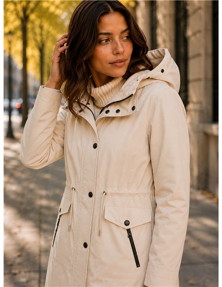 Parka con vita e cappuccio regolabili.
