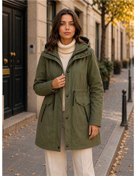 Parka con vita e cappuccio regolabili.
