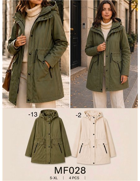 Parka con vita e cappuccio regolabili.