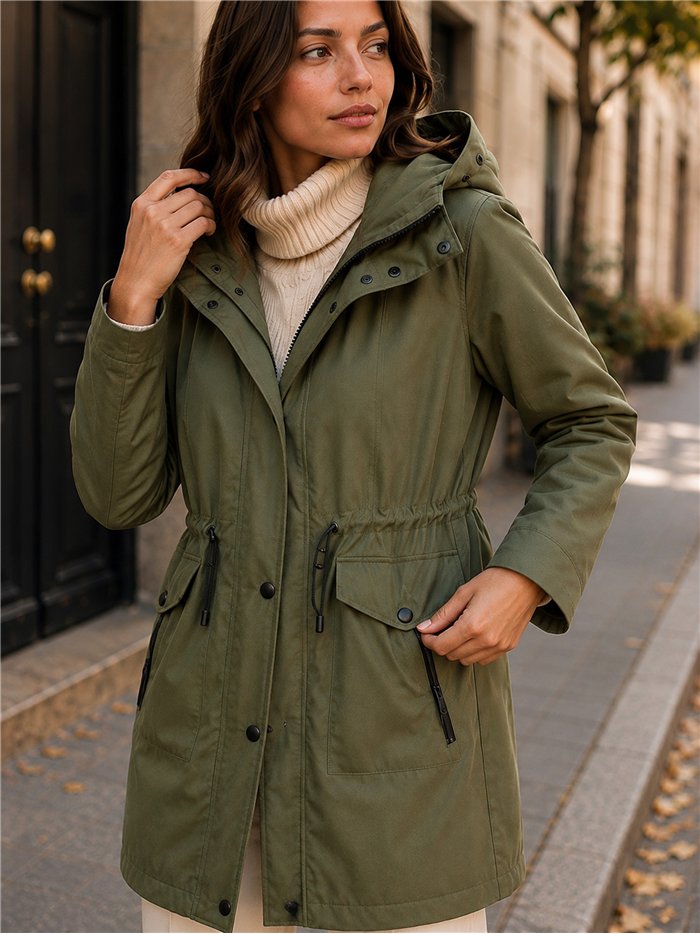Parka con vita e cappuccio regolabili.