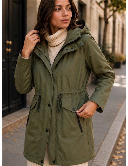Parka con vita e cappuccio regolabili.