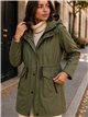 Parka con vita e cappuccio regolabili.
