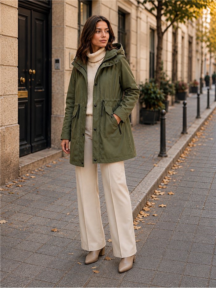 Parka con vita e cappuccio regolabili.
