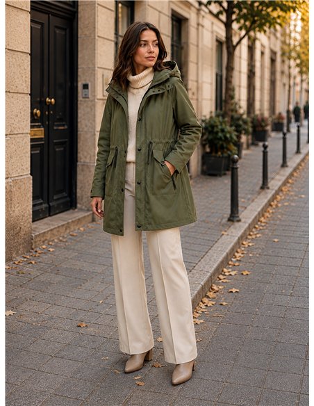 Parka con vita e cappuccio regolabili.