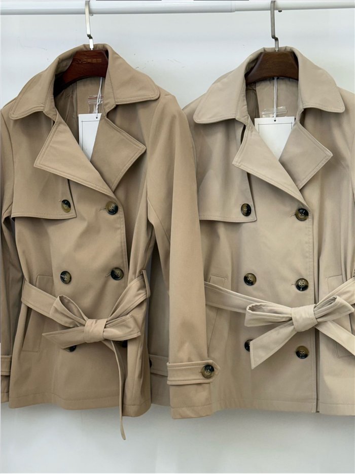 Trench corto con cintura