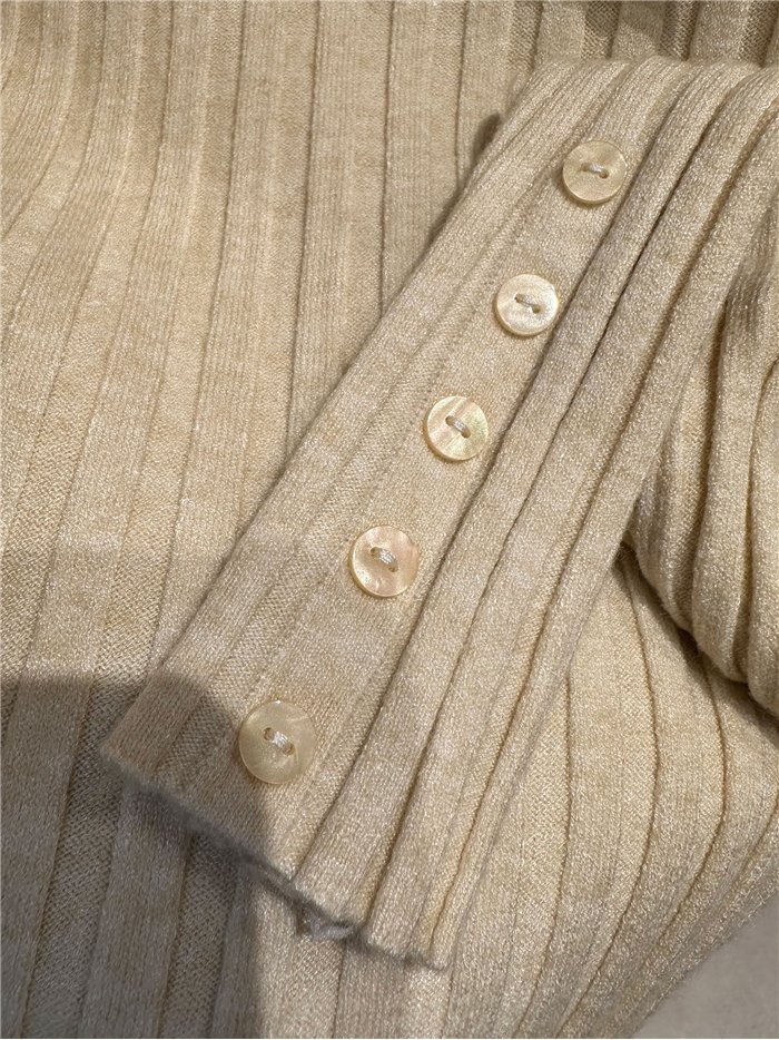 Pull côtelé à col rabattu et poignets boutonnés