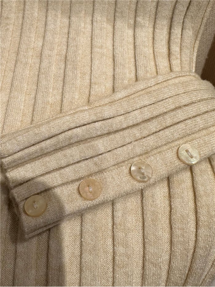 Gerippter Pullover mit Umlegekragen und geknöpften Manschetten