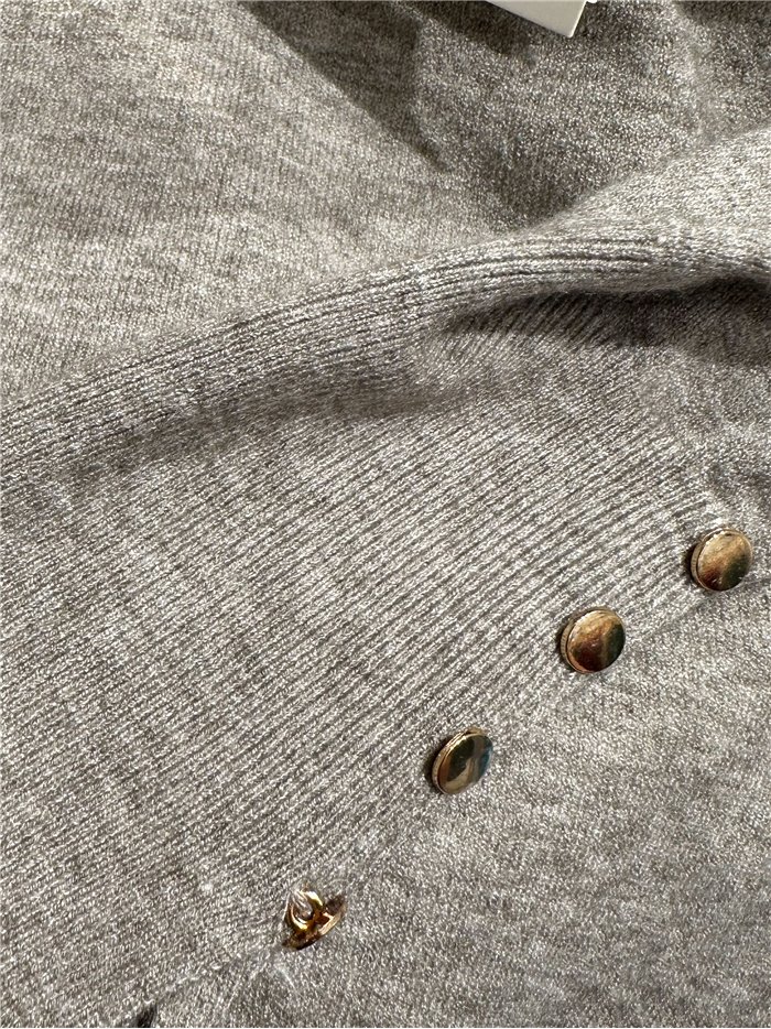 Maglione a collo alto con bottoni dorati