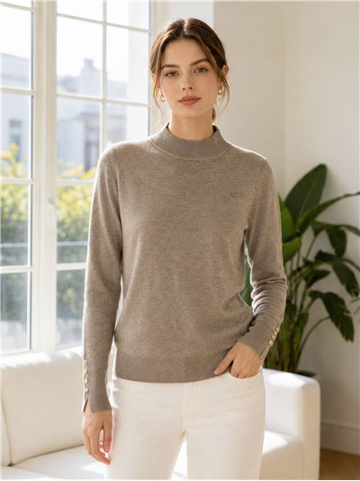 Rollkragenpullover mit goldenen Knöpfen