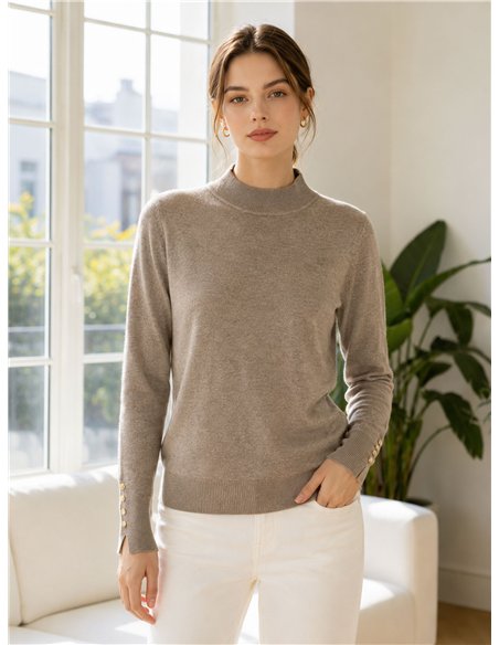 Rollkragenpullover mit goldenen Knöpfen