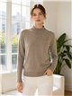 Rollkragenpullover mit goldenen Knöpfen