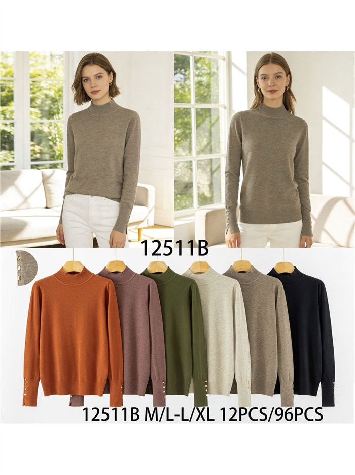 Rollkragenpullover mit goldenen Knöpfen