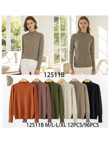 Rollkragenpullover mit goldenen Knöpfen