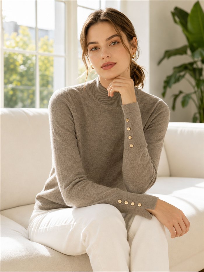 Rollkragenpullover mit goldenen Knöpfen