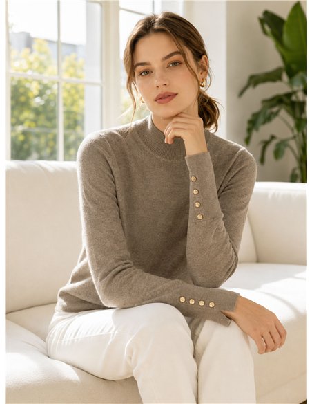 Rollkragenpullover mit goldenen Knöpfen