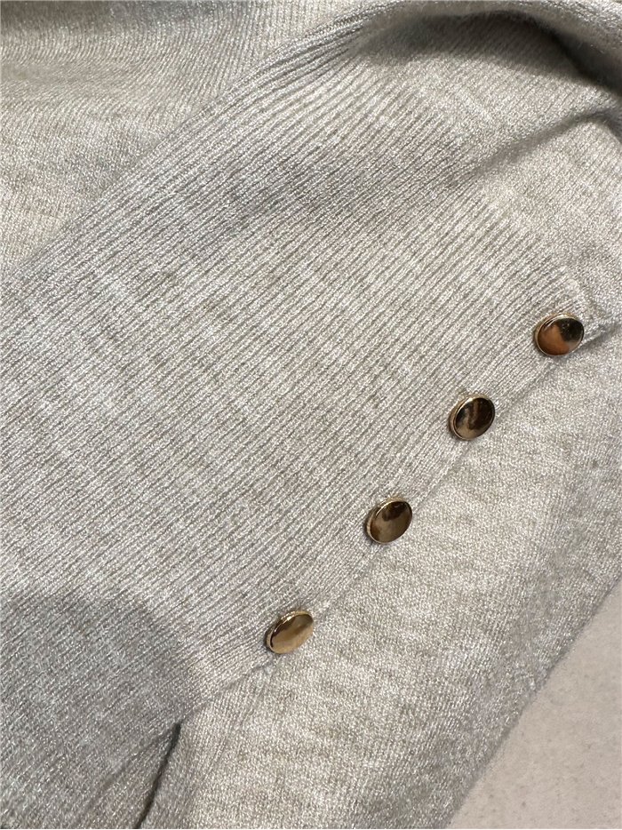 Rollkragenpullover mit goldenen Knöpfen