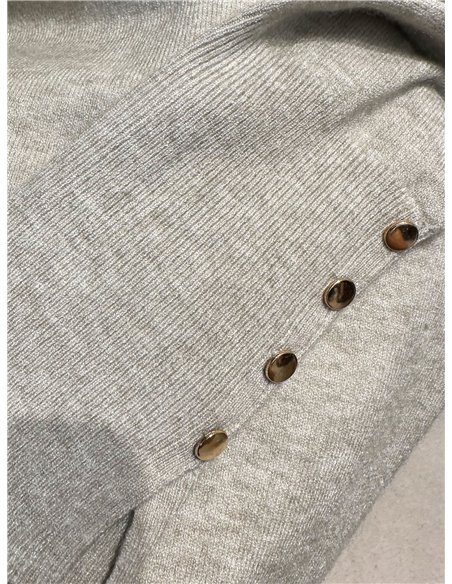 Rollkragenpullover mit goldenen Knöpfen