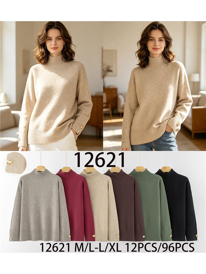 Maglione a collo alto con bottone dorato