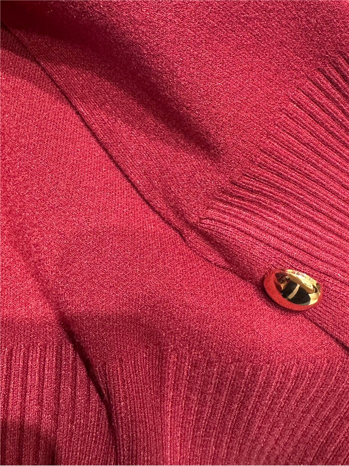Maglione a collo alto con bottone dorato