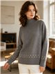 pull à col roulé clouté