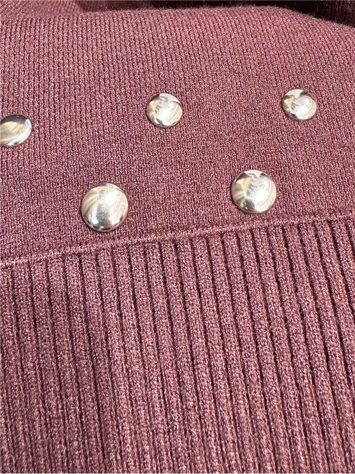 pull à col roulé clouté