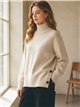 Rollkragenpullover mit seitlichen Knöpfen