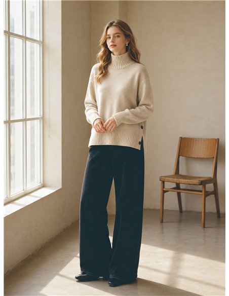 Rollkragenpullover mit seitlichen Knöpfen