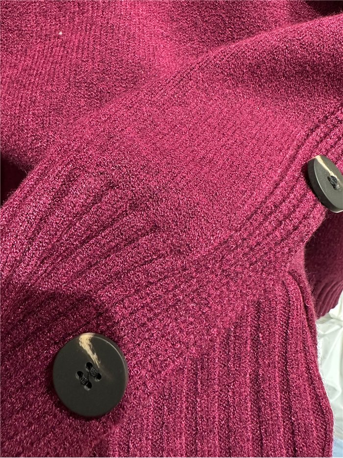 Rollkragenpullover mit seitlichen Knöpfen