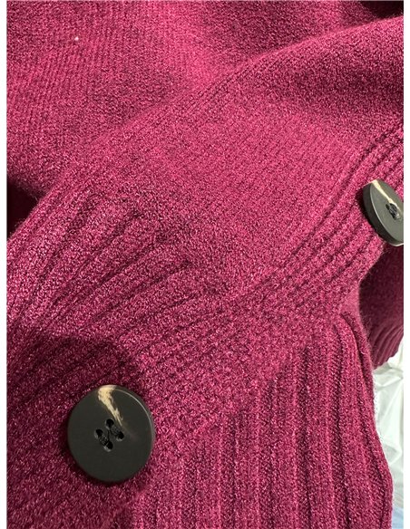 Rollkragenpullover mit seitlichen Knöpfen