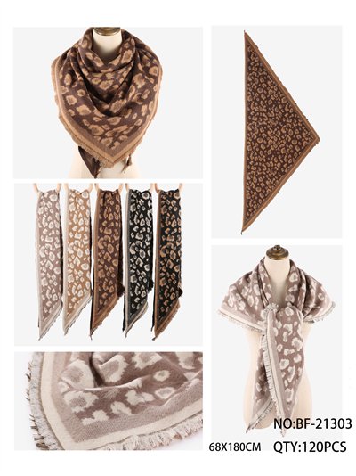 Bufanda triangular animal print 2