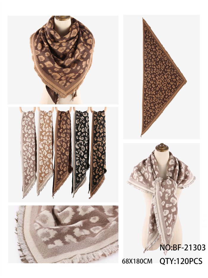 Bufanda triangular animal print