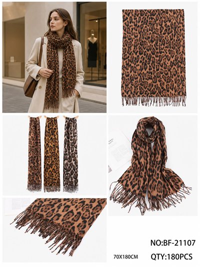 Lenço com estampa de leopardo e franjas 2