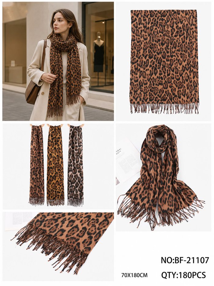 Lenço com estampa de leopardo e franjas