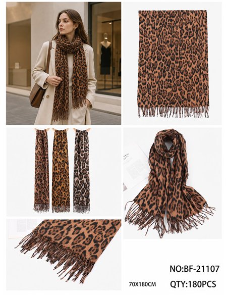 Lenço com estampa de leopardo e franjas