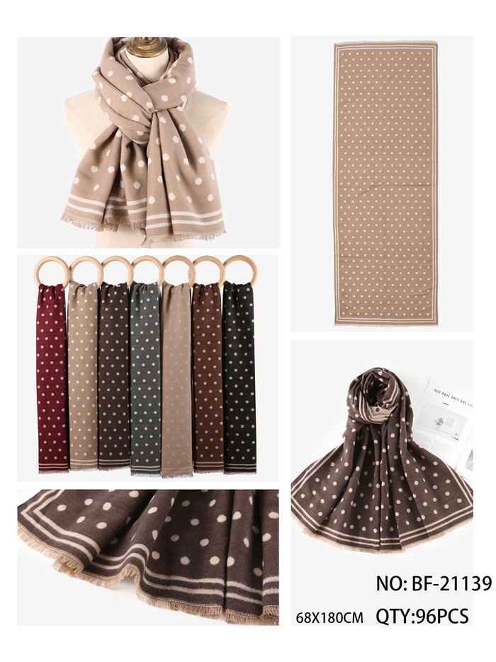 Sciarpa classica a pois con bordo a righe a contrasto.