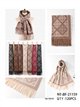 Sciarpa jacquard con stampa damascata arabesca e frange.
