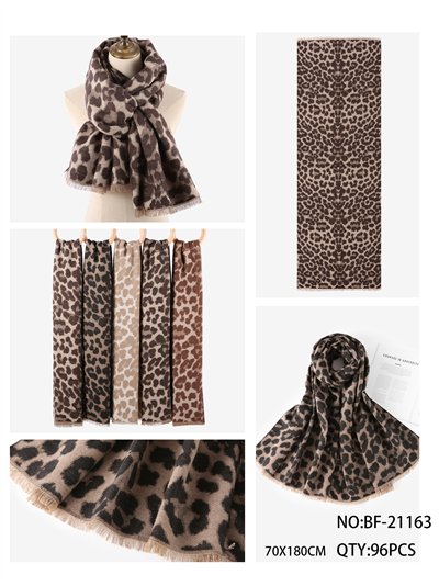 Bufanda estampada de leopardo y acabado desflecado 2