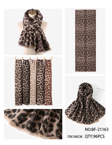 Bufanda estampada de leopardo y acabado desflecado