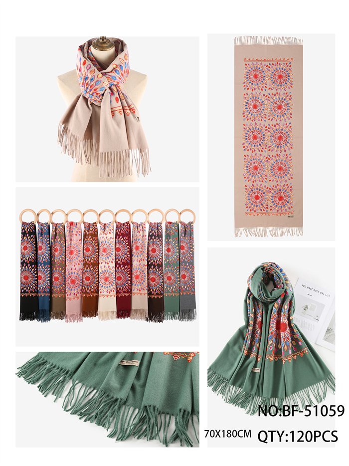 Lenço multicolorido bordado com mandala e franjas.