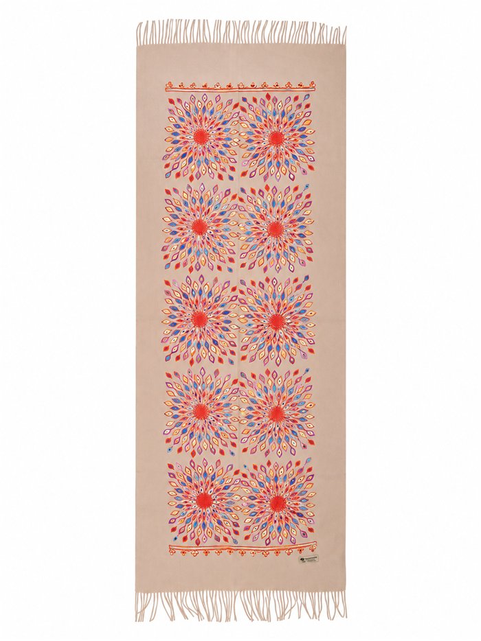 Lenço multicolorido bordado com mandala e franjas.