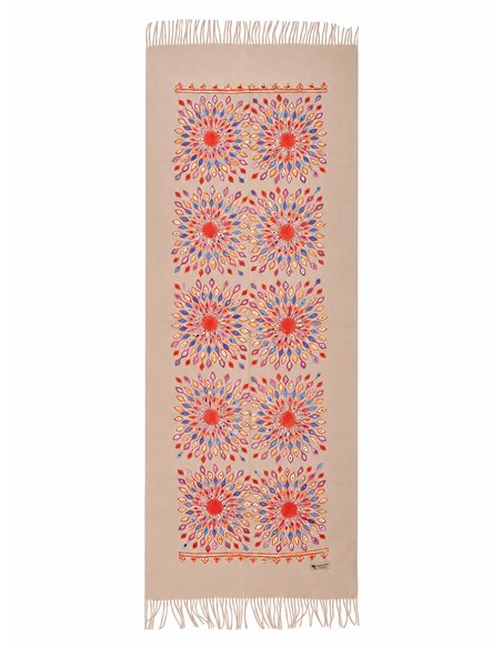 Lenço multicolorido bordado com mandala e franjas.