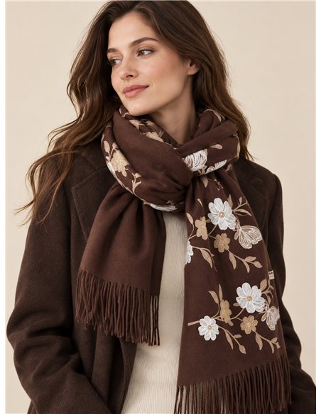 Lenço com flores bordadas e franjas.