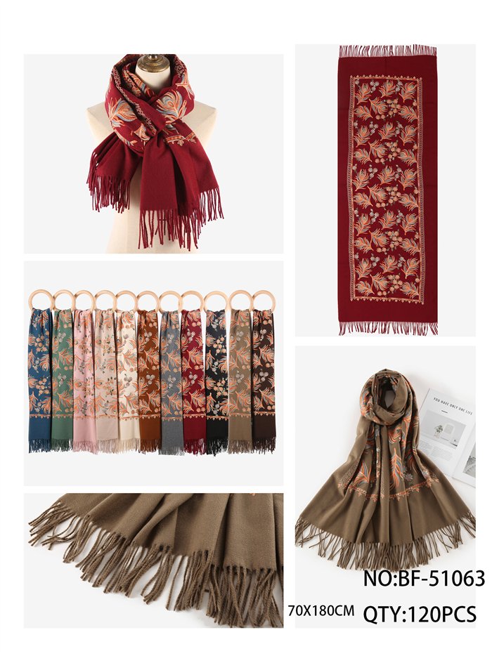 Bufanda ornamental de plumas con flecos