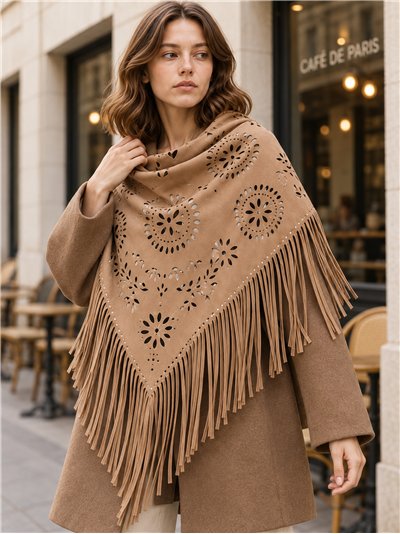 Poncho de camurça sintética com franjas recortadas.