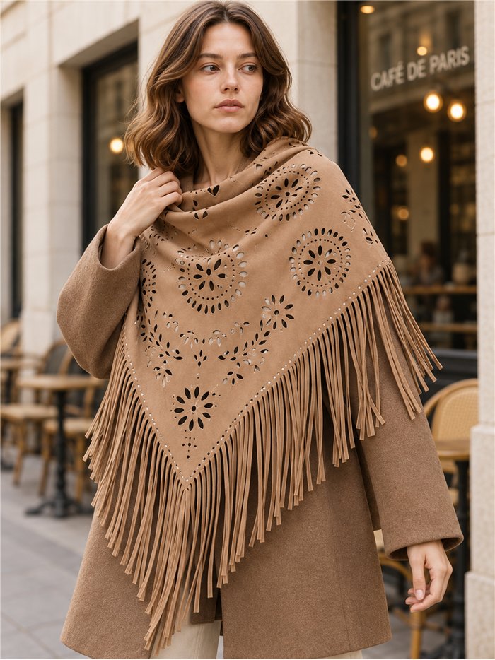 Poncho de camurça sintética com franjas recortadas.