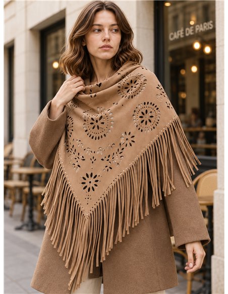 Poncho de camurça sintética com franjas recortadas.