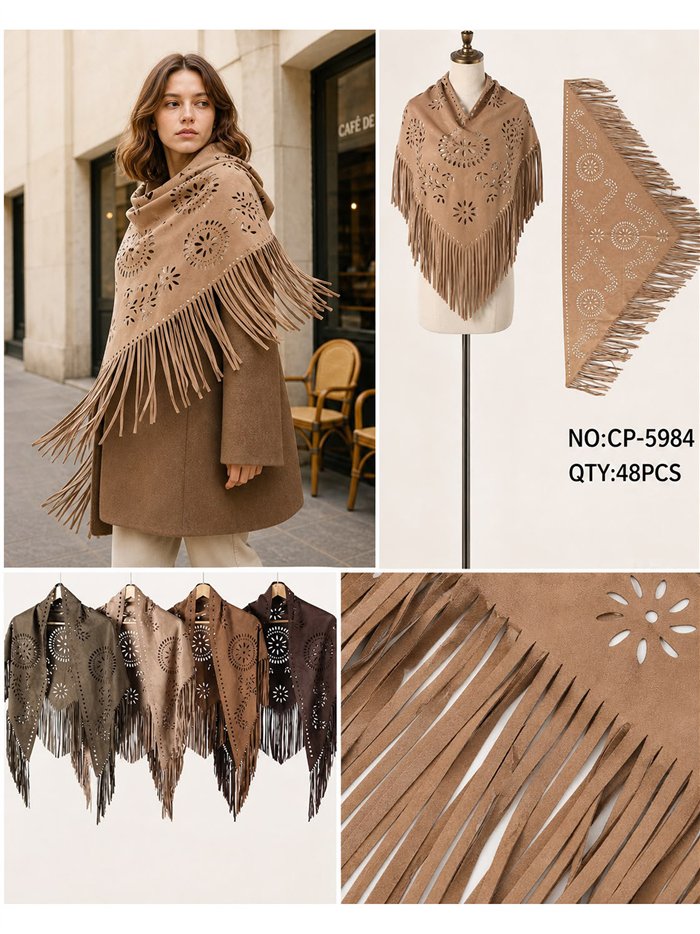 Poncho de camurça sintética com franjas recortadas.