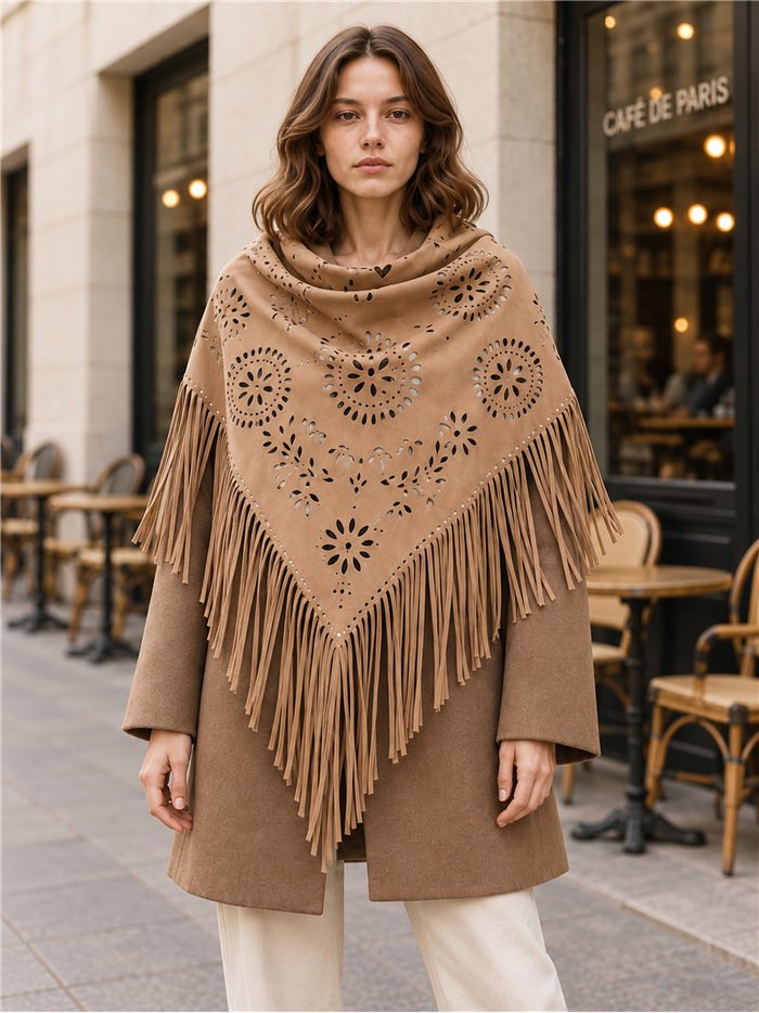 Poncho de camurça sintética com franjas recortadas.
