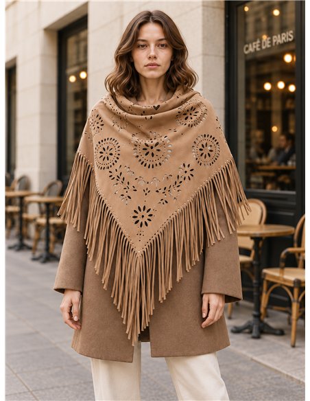 Poncho de camurça sintética com franjas recortadas.