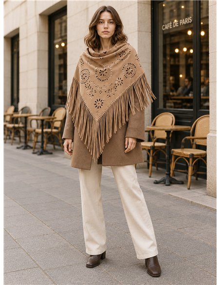 Poncho de camurça sintética com franjas recortadas.